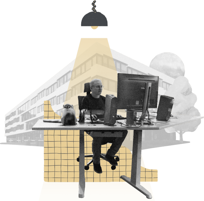 Cas Cremers sitzt an seinem Schreibtisch vor einem Bildschirm, danaben ein Plüschtier eines Tamarin-Affen. Im Hintergrund sieht man das CISPA Gebäude in Saarbrücken.